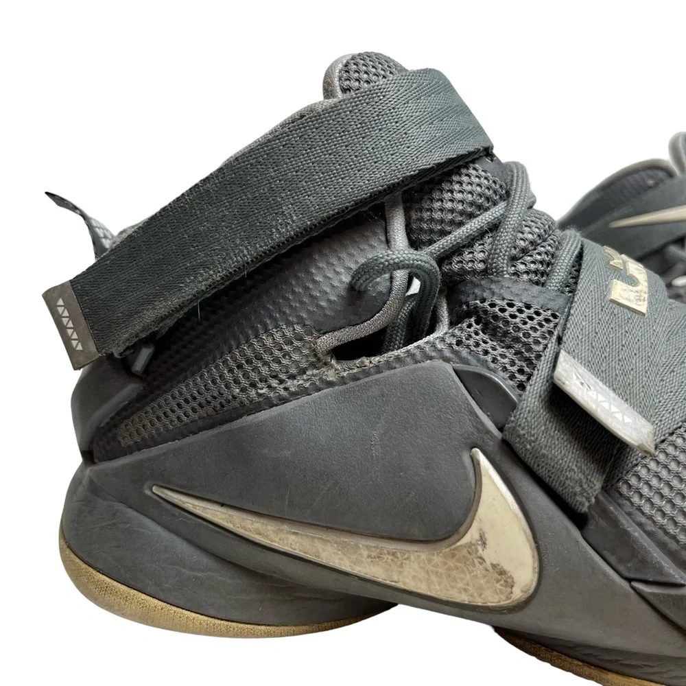 NIKE LEBRON JAMES 776471-003 Soldier IX 9 Basketball Athletic Gray Shoes sz 5 Y